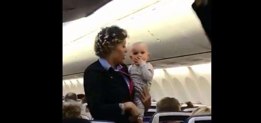 Foshnja shpërndan puthje për pasagjerët e aeroplanit (VIDEO)