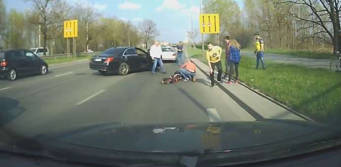 Dreri godet një motoçiklist, e lë pa ndjenja (VIDEO)