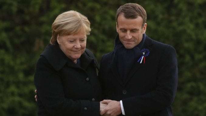 AFP: Macron dhe Merkel përpiqen të ringjallin bisedimet Kosovë-Serbi në takimin e Berlinit