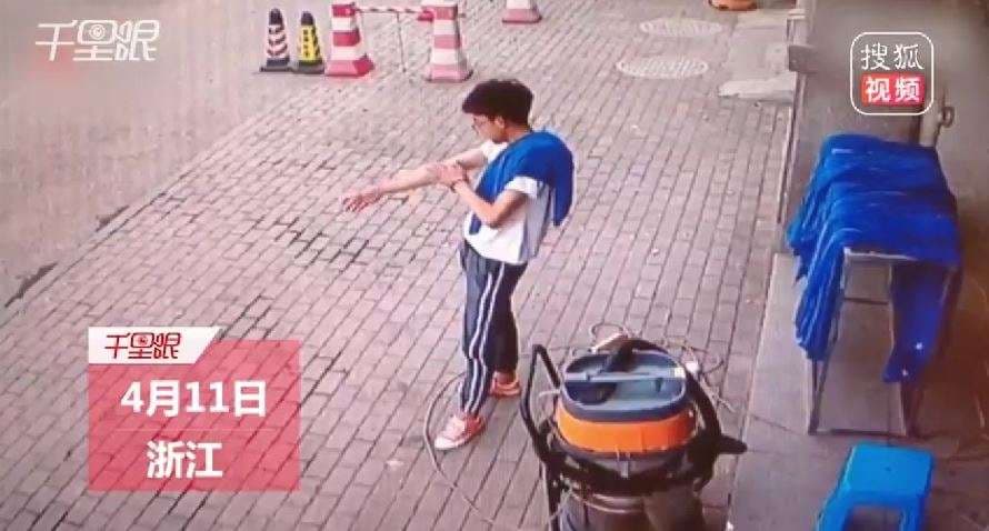 Këmbësori shpëton për pak nga një mur që bie (VIDEO)