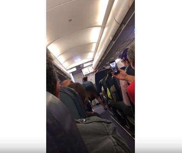Gruaja e dehur nxjerr të pasmet në aeroplan (VIDEO)