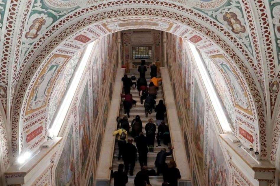 Zhvishen “Shkallët e Shenjta” të Romës për herë të parë pas 300 vjetësh