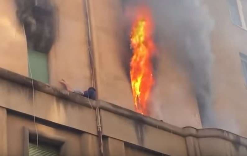 Njeriu që u detyrua ta rrezikojë jetën për t’i shpëtuar zjarrit (VIDEO)