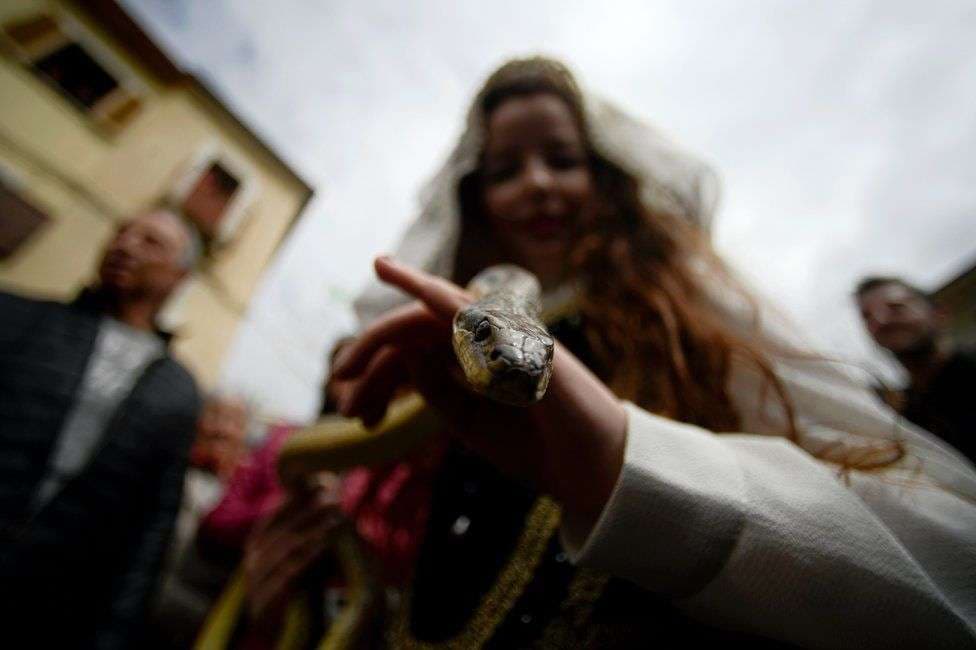 Brenda festivalit të gjarprit në Itali (FOTO)