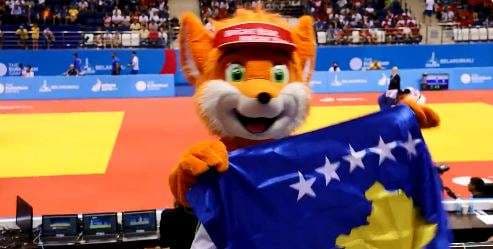 Lesiku valëvit flamurin më të bukur në botë (VIDEO)