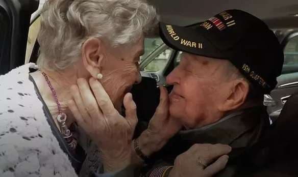 "Të kam dashur gjithmonë", momenti kur veterani 97 vjeçar ribashkohet me të dashurën 75 vjeçare