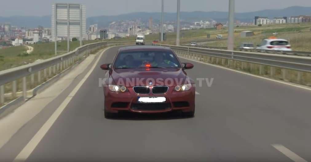 Policia me vetura “muskuloze” në autostradë (VIDEO)