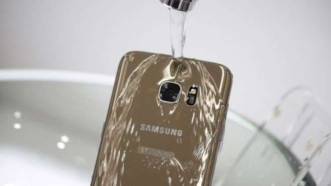 Samsung paditet lidhur me pretendimet se i ka telefonat rezistent ndaj ujit