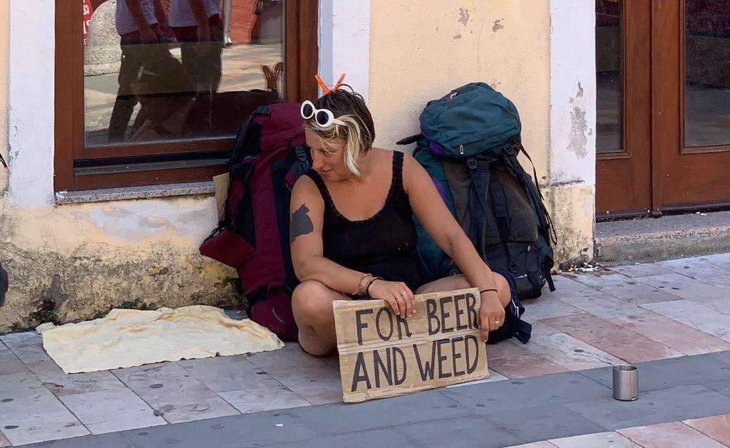 Shkodër: Turistja lyp para për të blerë birra e hashash