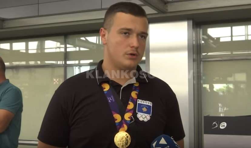Muhamed Ramadani kthehet i artë në Kosovë (VIDEO)