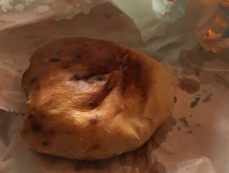 Turisti befasohet: Në Kosovë hëngra hamburgerin më të madh që kushtoi veç 1 euro