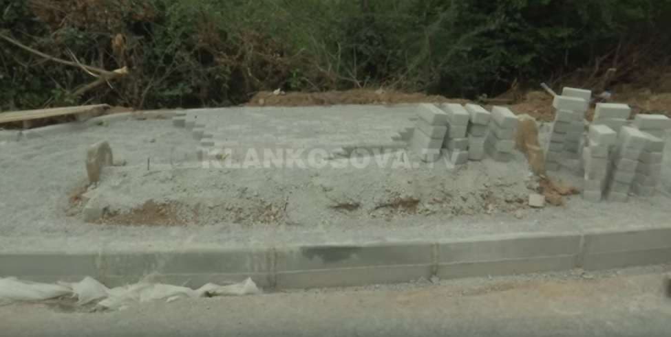 Familjarët kërkojnë që varri i stërgjyshit të tyre të mbetët në trotuar (VIDEO)