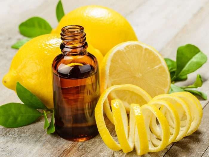 Vaji esencial i limonit ndihmon lëkurën