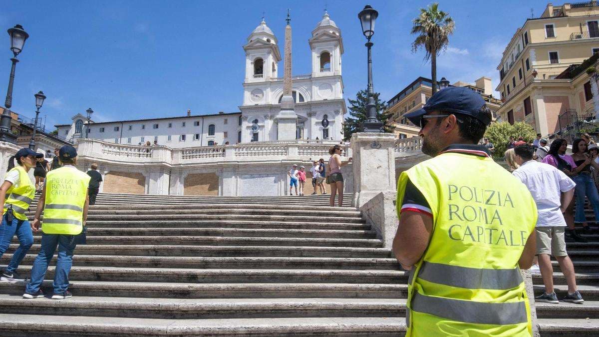 Roma ua ndalon turistëve të ulen në Shkallët Spanjolle (VIDEO)