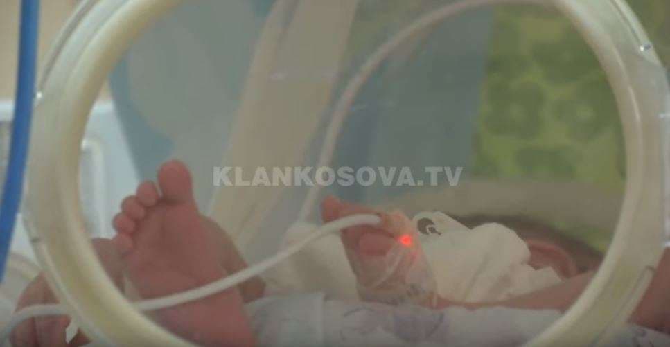 Priten rezultatet e tri foshnjave me nëna të infektuara me Covid-19 në QKUK