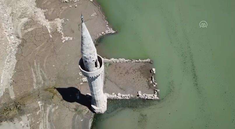 Bie niveli i ujit nga nxehtësia, shfaqet sërish fshati i dikurshëm (VIDEO)