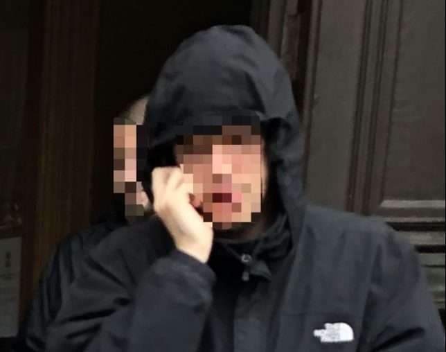 Pordh në stacion të policisë dhe thotë: ‘A po ju pëlqen?’