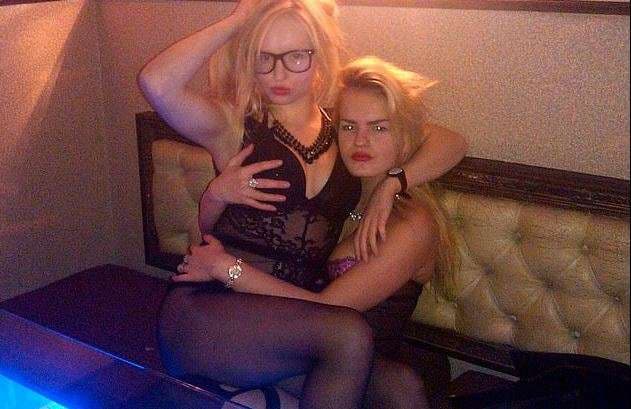 Xheloze për motrën modele, e qëllon 189 herë me thikë