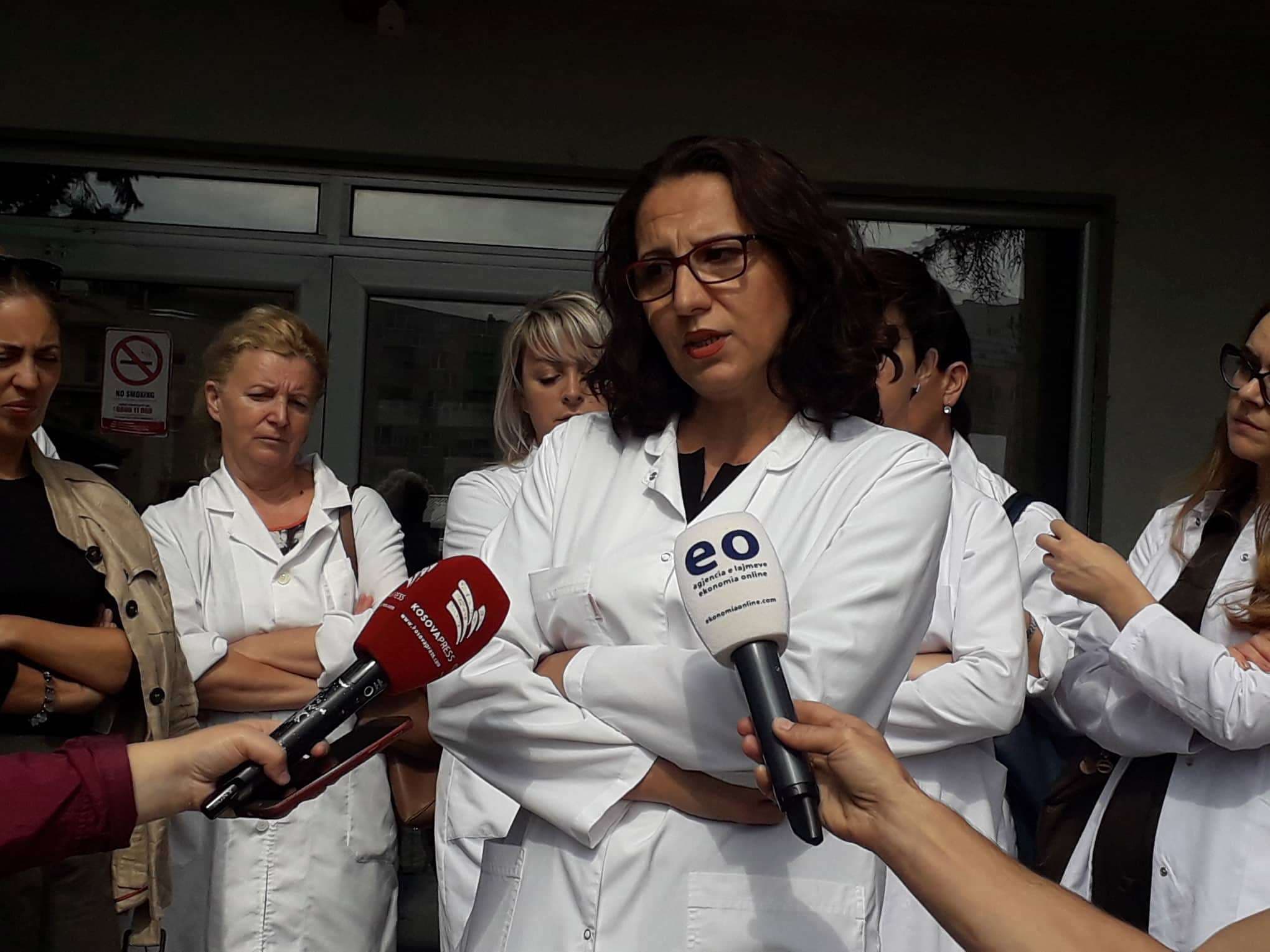 Specialistët stomatologë të papunë protestojnë para MSh-së