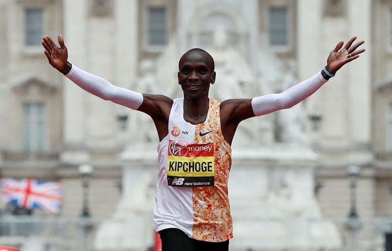 Eliud Kipchoge thyen rekordin në maratonën dyorëshe