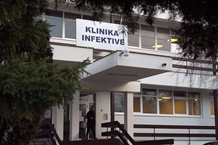 83 vjeçari që vdiq dje në Infektivë nuk ishte i prekur me koronavirus