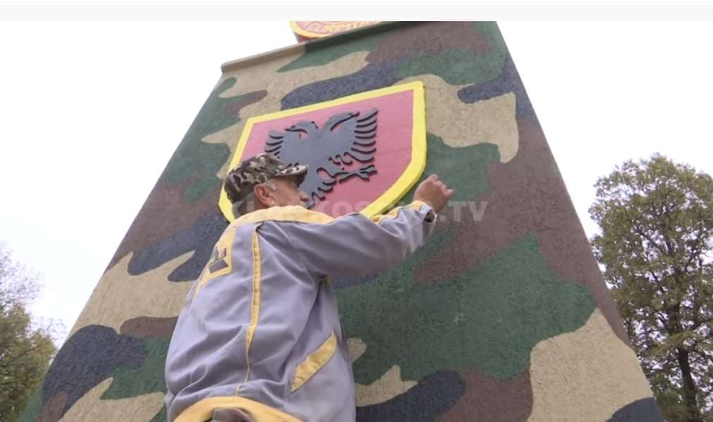 Veterani i UÇK-së vullnetarisht ndërton lapidar (VIDEO)
