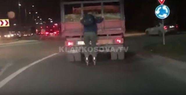 Me rollera e i kapur për kamion as policia nuk e ndalon (VIDEO)