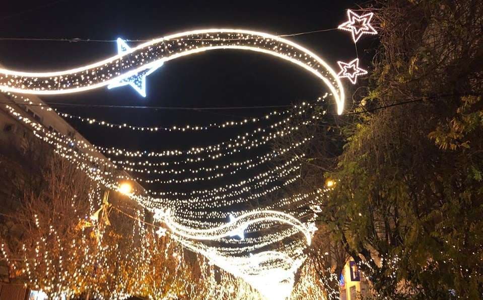 Prishtina i ndez dritat për festat e fundvitit - pa ceremoni (VIDEO)