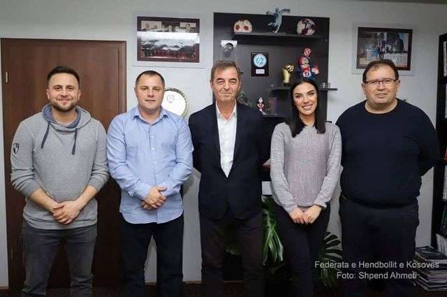 Shoqata e gazetarëve sportiv takohet me drejtuesit e Federatës së Hendbollit