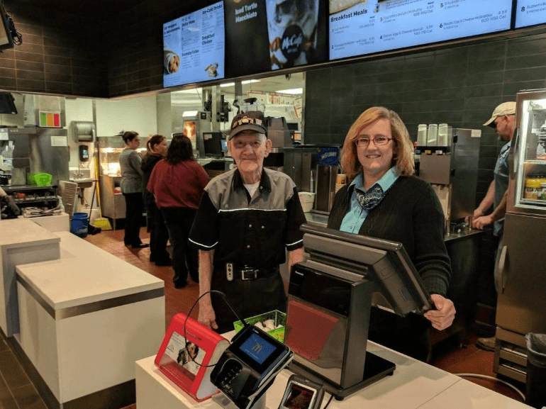 Punëtori më i vjetër në McDonald’s mbush 92 vjet, s’e ka në plan pensionimin