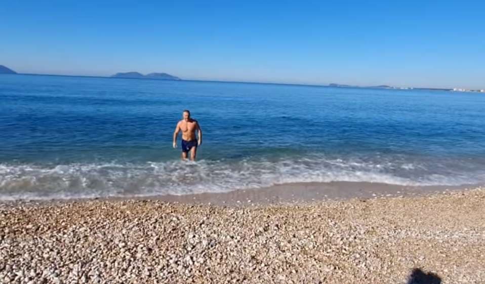Janari në Vlorë, 52 vjeçari lahet në det (VIDEO)