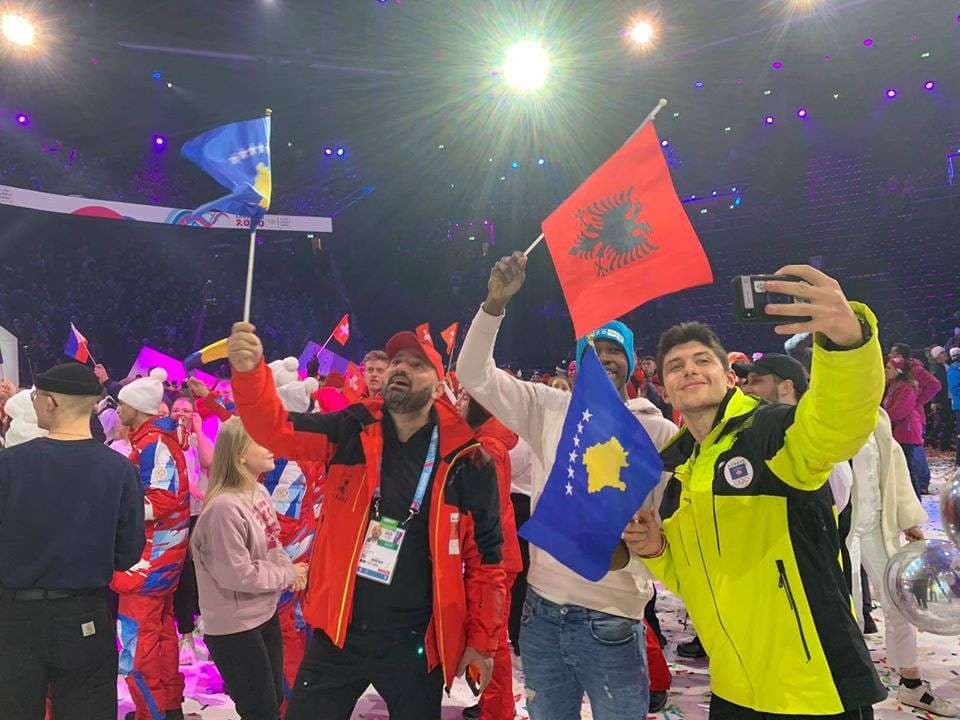 Ekipet Olimpike të Kosovës dhe Shqipërisë pozojnë së bashku