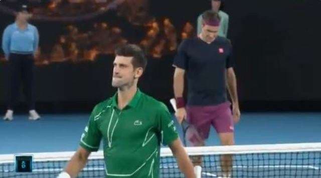 Novak Gjokoviq e mposht Roger Federer, kalon në finale në Australia Open