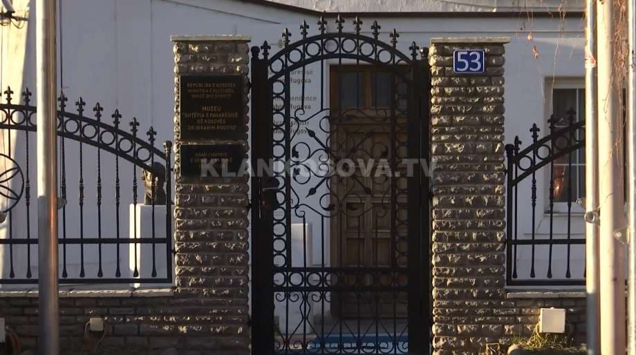 Shtëpia e Pavarësisë e mbyllur në ditën e saj (VIDEO)