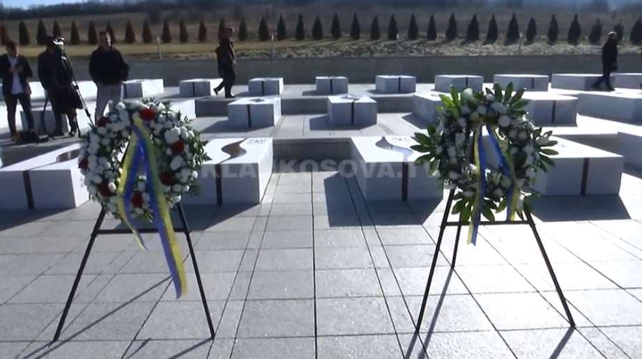 Çfarë shkruan në kurorat e homazheve? (VIDEO)