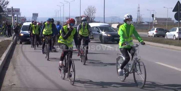 Çiklistët marshojnë kundër ndotjes (VIDEO)