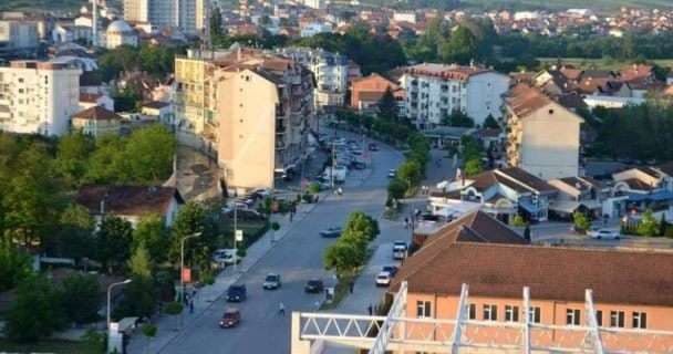 Suhareka po themelon teatrin e saj