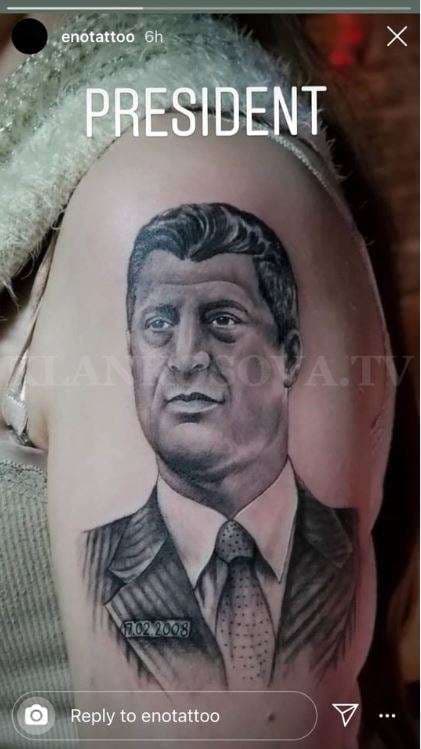 Adhuruesja e përjetëson Hashim Thaçin me tatuazh (FOTO)