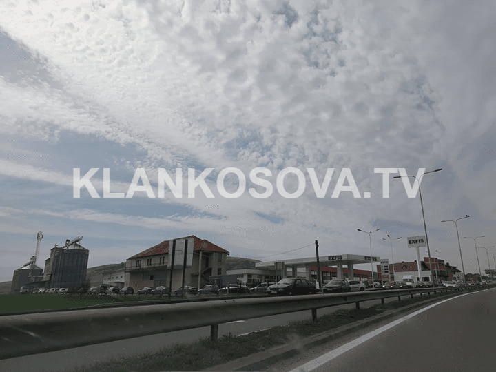 Kolonë e gjatë veturash presin për t’u furnizuar me miell (VIDEO)