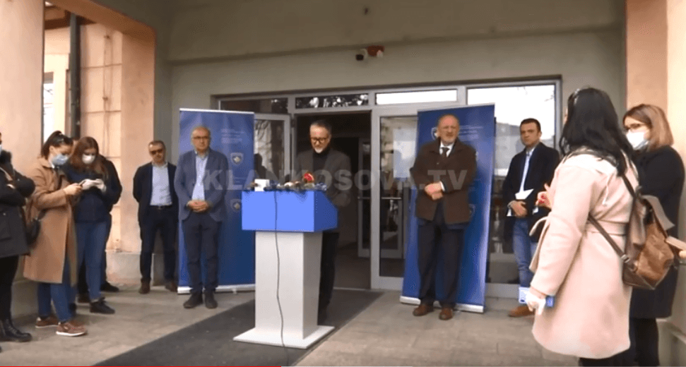 Syla: Mediat të lirohen nga tatimi (VIDEO)