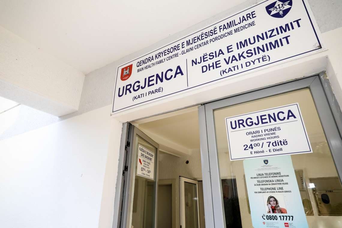 Në Pejë testohen afër 80 persona për koronavirus, mbyllet një rrugë për qarkullim