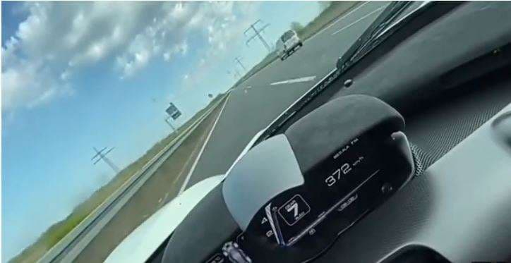 Autostrada bosh, shoferi me Ferrari ia shkelë 372 në orë (VIDEO)