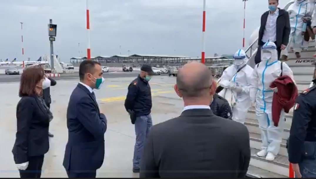 Arrijnë në Itali 60 infermierët shqiptarë, Luigi Di Maio i pret me dorën në zemër