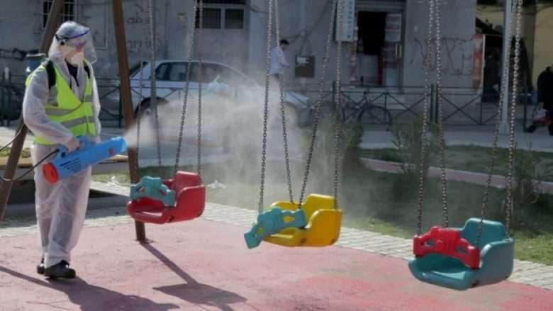 Në Shqipëri, sot mund të dalin nënat dhe fëmijët