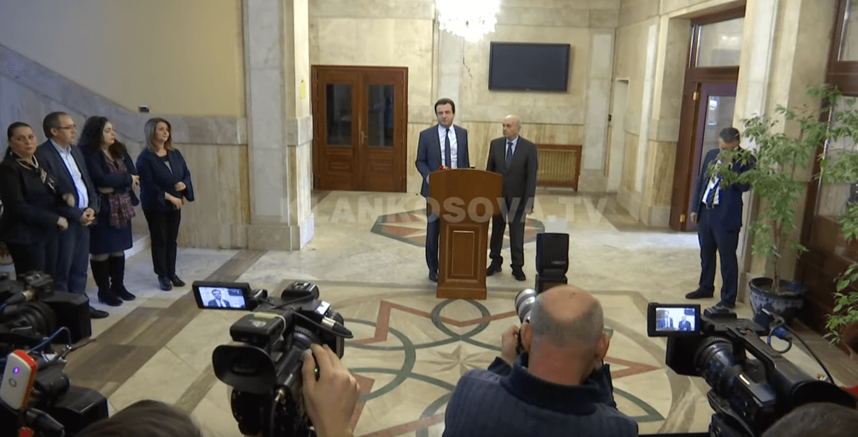 LDK-së dhe VV-së iu veniten 'vijat e kuqe' - 09.04.2020 - Klan Kosova