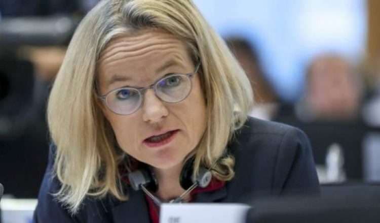 Eurodeputetja gjermane, Kurtit: Ktheju Kushtetutës, nuk mund t'iu tregoni qytetarëve orën kur ata dalin