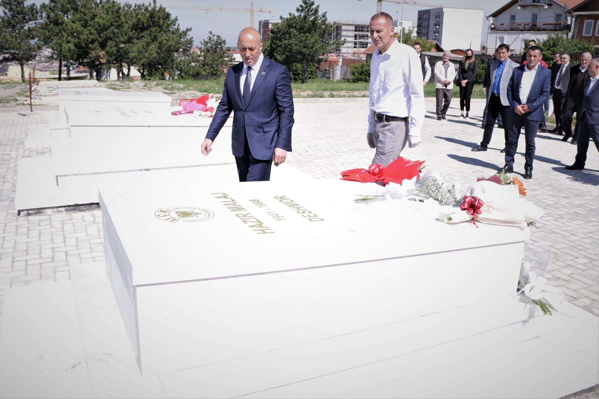 Ramush Haradinaj pa masa mbrojtëse bën homazhe tek Ilir Konushevci e Hazir Malaj
