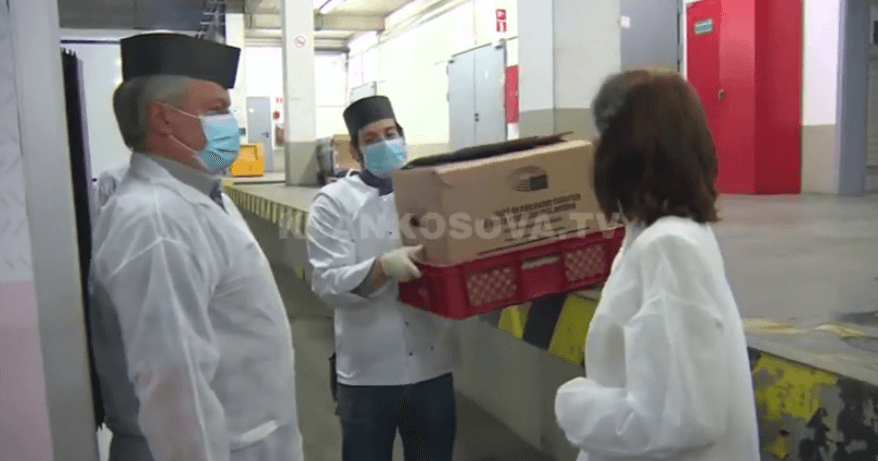 Kuzhinat e zyrave europiane përgatisin bukë për nevojtarët (VIDEO)