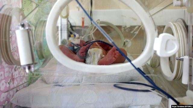 Tri foshnja që u lindën në QKUK nga nëna të prekura me Covid-19, dalin negative