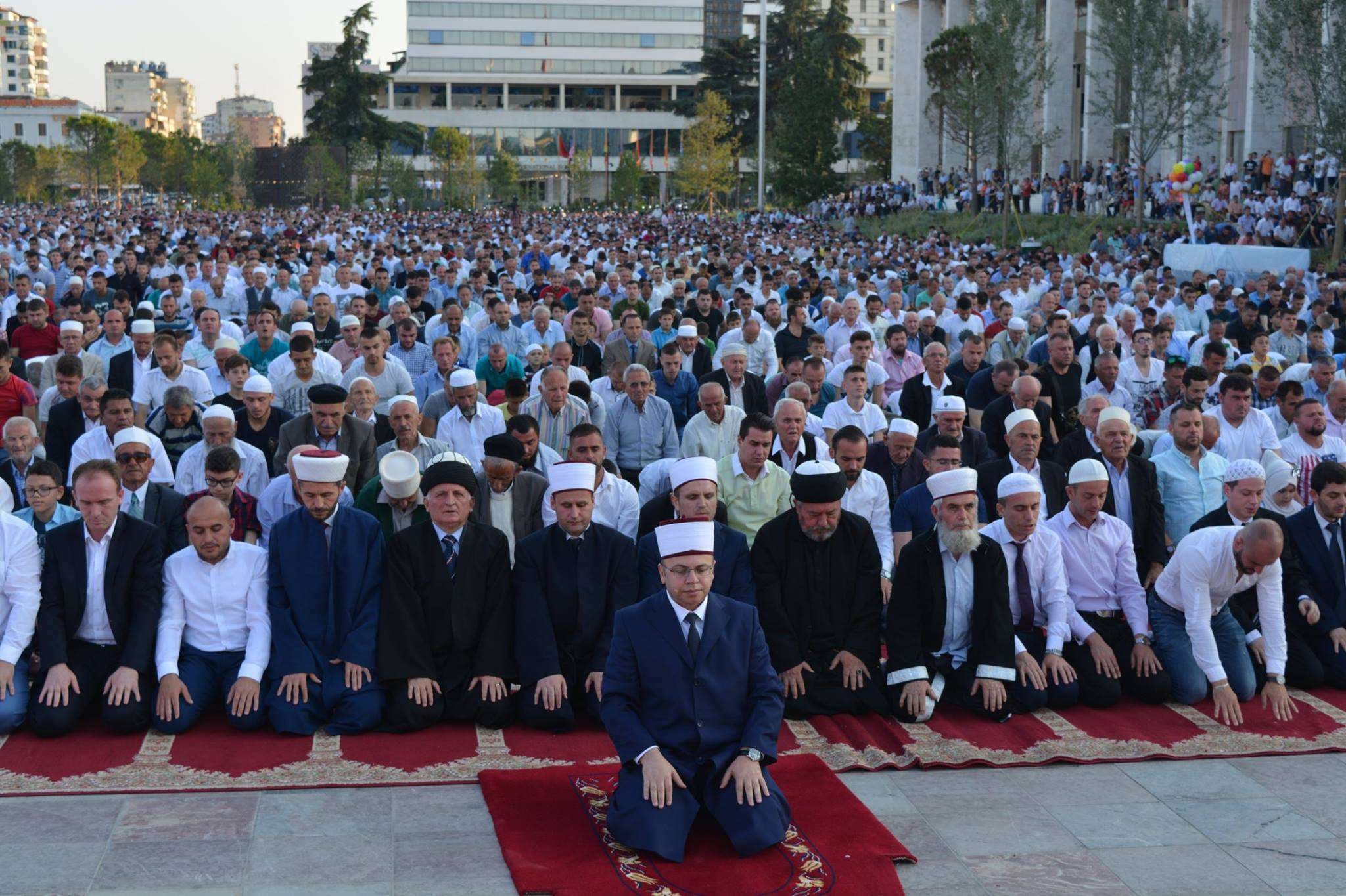 Namazi i Bajramit në Shqipëri do të falet në xhami, jo në sheshin “Skënderbej”